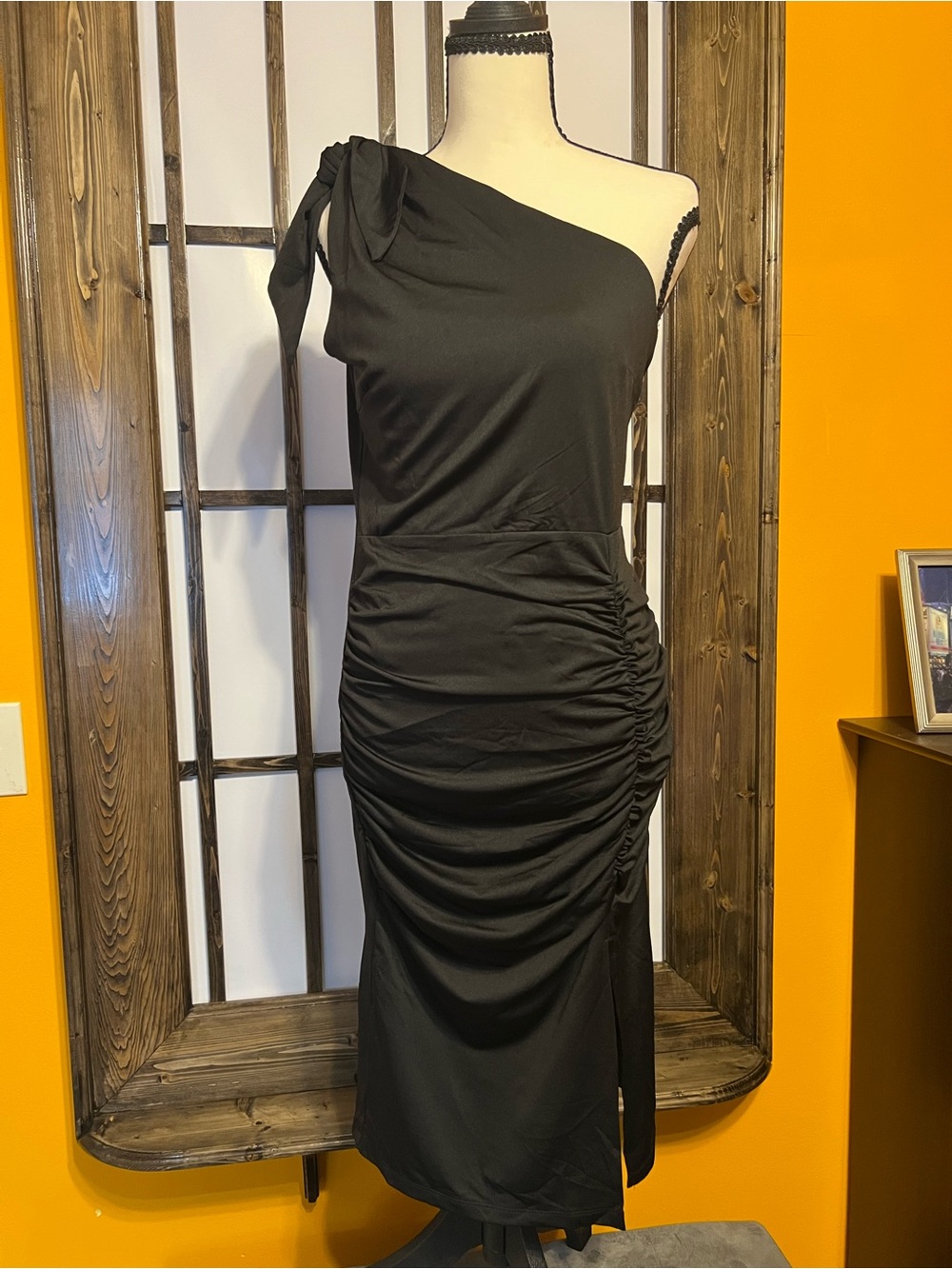 VENUS Black One-Shoulder Ruched Side-Slit Midi Dress with Tie